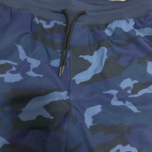 Under Armour Men's Blue Camo joggers - Picture 3 of 9